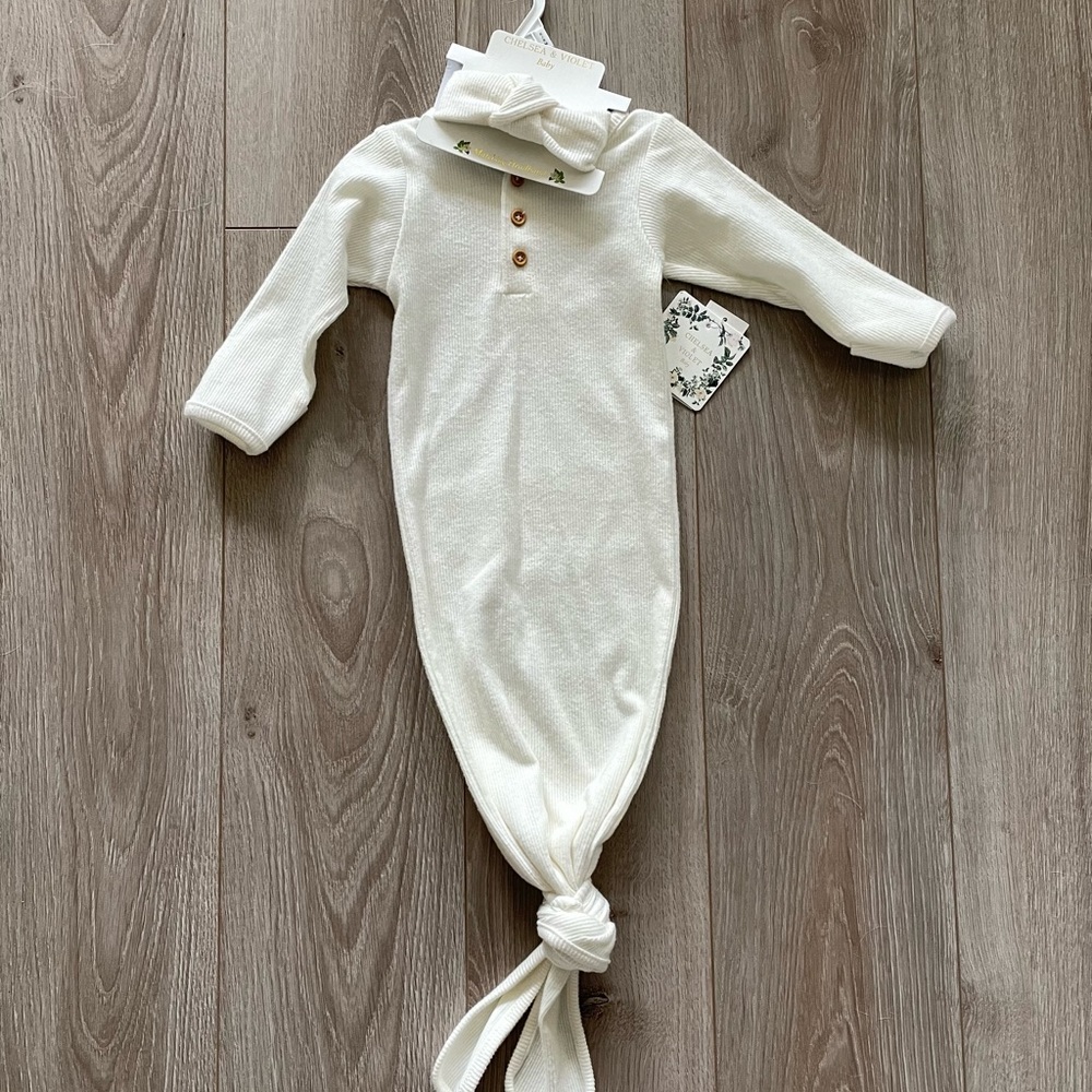NWT Chelsea & Violet baby ribbed knotted gown with matching bow.